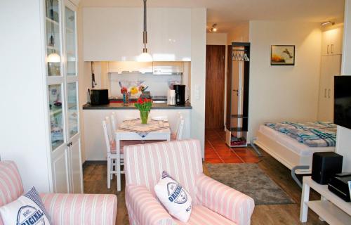 a living room with a couch and a table at Meeresrauschen in Staberdorf