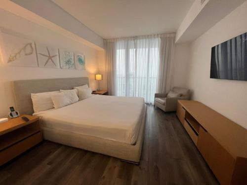 Un pat sau paturi într-o cameră la Miami Beautiful with kitchen, pool and mall Apmt 1B 1B 1408