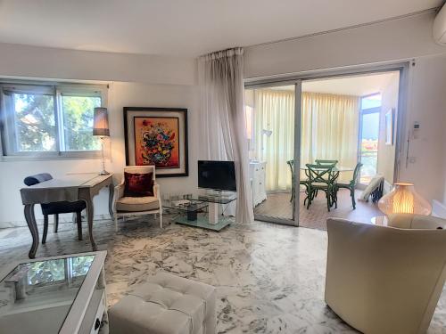 A 2 pas des plages du Midi, terrasse, 252L-BOU