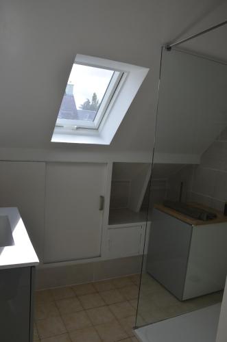 une lucarne dans une cuisine avec une fenêtre dans l'établissement Maison proche de la mer, à Saint-Méloir-des-Ondes