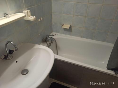 une salle de bain avec une baignoire blanche et un lavabo dans l'établissement appartement pendine 1 plein sud 53m2, à Puy-Saint-Vincent