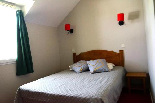 - une chambre avec un lit avec deux oreillers et une fenêtre dans l'établissement La résidence du Lac - maeva Home - Appartement 2 pièces 5 personnes - Confort MAE-5544, à Monflanquin