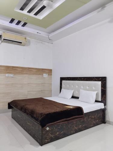 Postel nebo postele na pokoji v ubytování vrindavan holi fest rooms