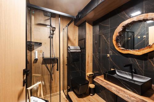 Bilik mandi di Уютно Студио Verde Suites 33