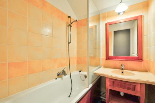 une salle de bain avec une baignoire, un lavabo et une douche dans l'établissement La résidence du Lac - maeva Home - Maison 3 pièces 6 personnes - Sélection MAE-3941, à Monflanquin