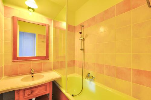 une salle de bain avec une baignoire, un lavabo et une douche dans l'établissement La résidence du Lac - maeva Home - Appartement 2 pièces 4 personnes - Sélection MAE-5761, à Monflanquin