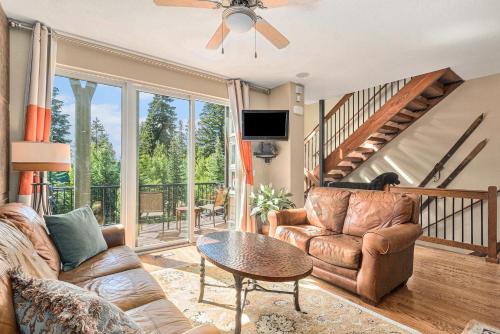 Μια τηλεόραση ή/και κέντρο ψυχαγωγίας στο Mountain Townhome W Balcony & Bbq