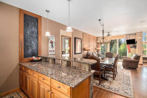 Χώρος καθιστικού στο Mountain Townhome W Balcony & Bbq
