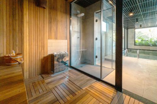 a bathroom with a shower and a glass wall at Apartamento Centro Moderno CA403 in Maringá