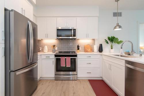 Chic 3-bed Apt with Pool & Hot Tub in Heart of DTLA photo 11