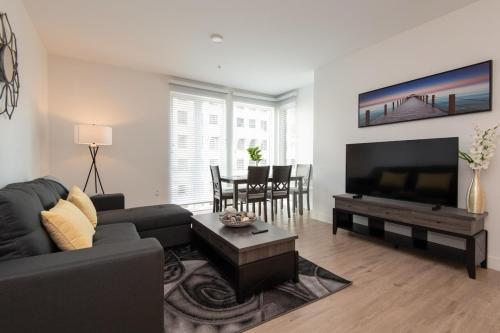 Chic 3-bed Apt with Pool & Hot Tub in Heart of DTLA photo 15