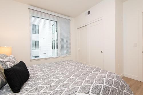 Chic 3-bed Apt with Pool & Hot Tub in Heart of DTLA photo 16