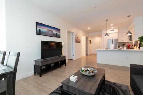Chic 3-bed Apt with Pool & Hot Tub in Heart of DTLA photo 17