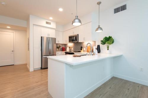 Chic 3-bed Apt with Pool & Hot Tub in Heart of DTLA photo 18