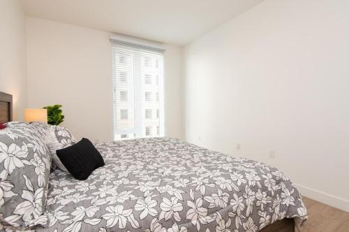 Chic 3-bed Apt with Pool & Hot Tub in Heart of DTLA photo 19