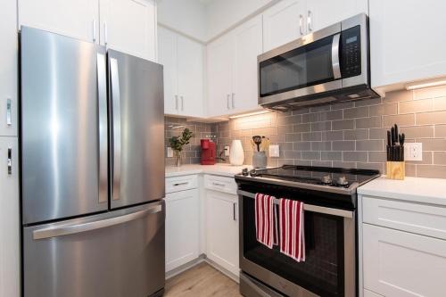 Chic 3-bed Apt with Pool & Hot Tub in Heart of DTLA photo 21