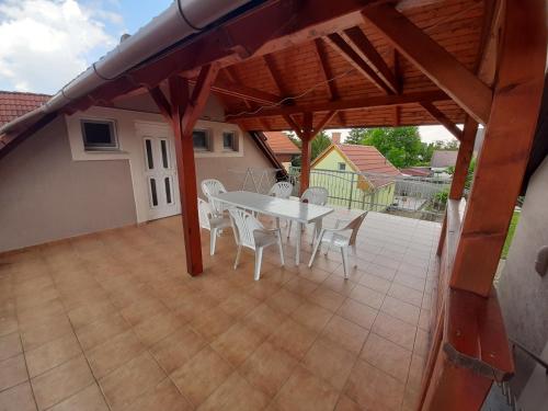 Balkón alebo terasa v ubytovaní 8 féröhelyes apartman