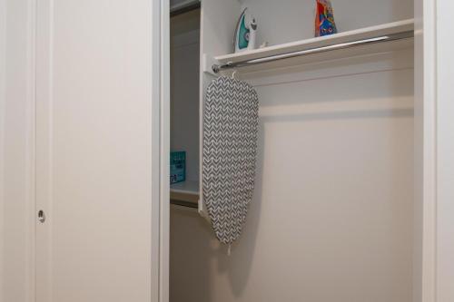 Chic 3-bed Apt with Pool & Hot Tub in Heart of DTLA photo 22