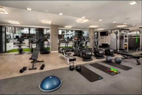 Chic 3-bed Apt with Pool & Hot Tub in Heart of DTLA photo 25