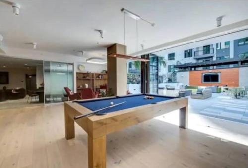 Chic 3-bed Apt with Pool & Hot Tub in Heart of DTLA photo 7