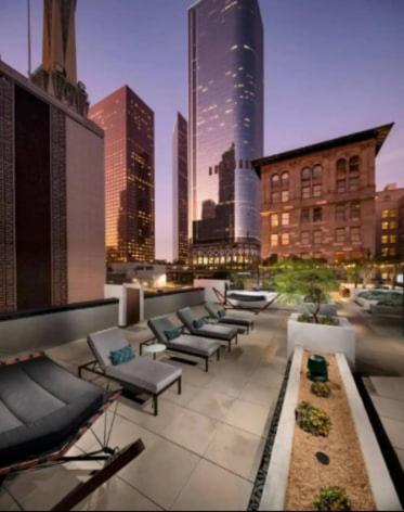 Chic 3-bed Apt with Pool & Hot Tub in Heart of DTLA photo 8