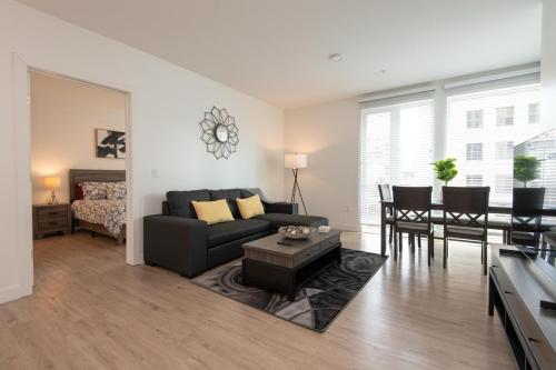 Chic 3-bed Apt with Pool & Hot Tub in Heart of DTLA photo 3
