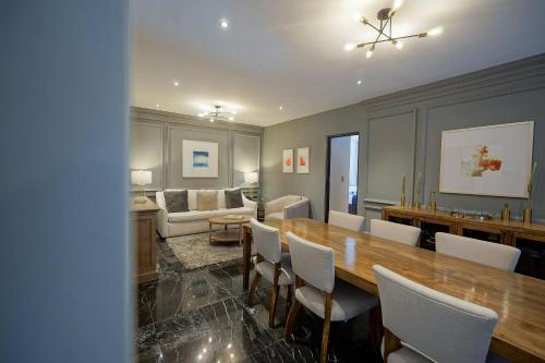 a dining room with a table and a living room at Hotel Pietro Santo in Santeagueda