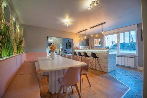 une cuisine et une salle à manger avec une table et des chaises dans l'établissement Le Loft Triplex 200M2 avec billard au centre-ville, à Épernay