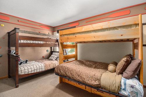 Ένα ή περισσότερα κρεβάτια σε δωμάτιο στο Mountain Townhome W Balcony & Bbq