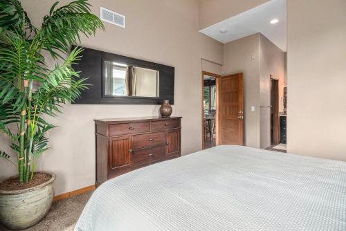 Ένα ή περισσότερα κρεβάτια σε δωμάτιο στο Mountain Townhome W Balcony & Bbq