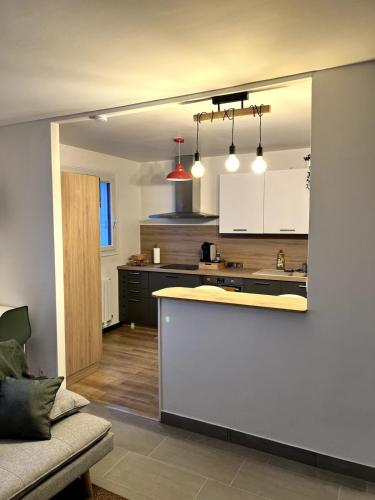 - une cuisine avec un comptoir blanc dans une pièce dans l'établissement Le sourire Saint-cyrien, à Saint-Cyr-lʼÉcole