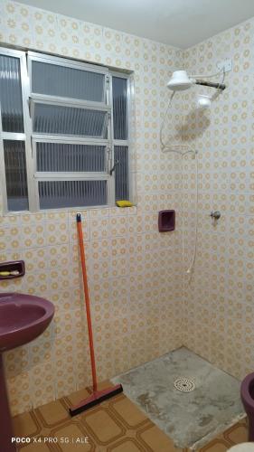 a bathroom with a shower and a mop at Apto aviação 211 in Samaritá