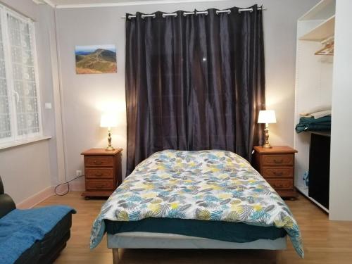 - une chambre avec un lit, deux commodes et une fenêtre dans l'établissement Cozy and equipped outbuilding in Schiltigheim, à Schiltigheim