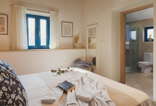 Bilik mandi di Peristerona, Olive Manor Boutique Stone- built Stay for 8 people close to Polis and Paphos