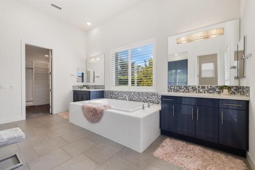 Koupelna v ubytování Model Perfect Rancho Mirage Luxe Design 3900sf