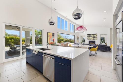 Kuchyň nebo kuchyňský kout v ubytování Model Perfect Rancho Mirage Luxe Design 3900sf