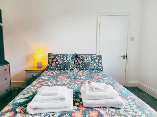 Ένα ή περισσότερα κρεβάτια σε δωμάτιο στο Cozy Room at The Burford Hideaway