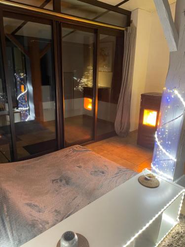 - une chambre avec un lit éclairé dans l'établissement Cottage pleine nature, à Villebout