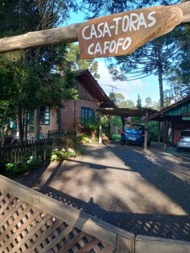 a sign that reads casa tazaaza carato at Casa de toras in Campo Alegre