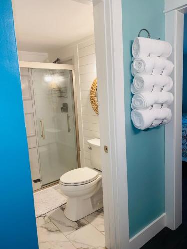 Ένα μπάνιο στο Downtown Bellaire, Close to Hiking, Biking, Golf, Lakes,Pets friendly