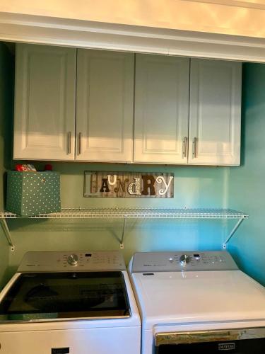 Η κουζίνα ή μικρή κουζίνα στο Downtown Bellaire, Close to Hiking, Biking, Golf, Lakes,Pets friendly