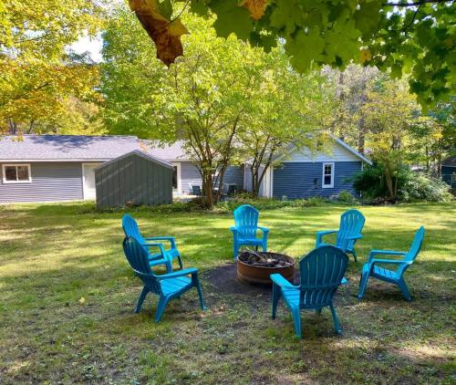 Κήπος έξω από το Downtown Bellaire, Close to Hiking, Biking, Golf, Lakes,Pets friendly
