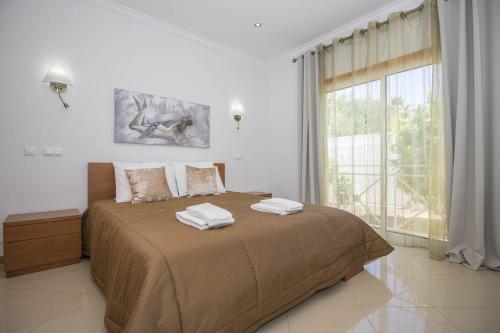 a bedroom with a large bed with a large window at Villa Maresia in Patroves
