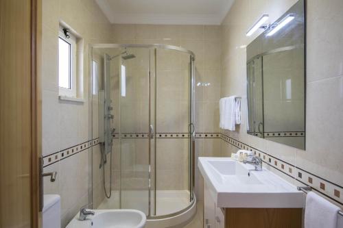 a bathroom with a shower and a sink at Villa Maresia in Patroves