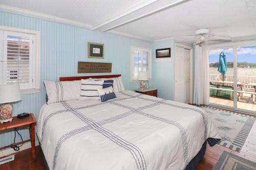 Postel nebo postele na pokoji v ubytování An Unfettered View - Beautiful ranch w/ boat dock!