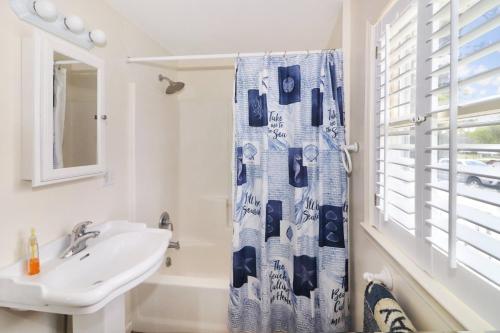 Koupelna v ubytování An Unfettered View - Beautiful ranch w/ boat dock!