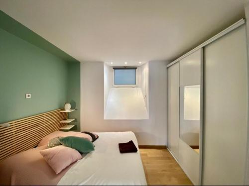 une chambre avec un grand lit et une fenêtre dans l'établissement Résidence Hermitage 3p apartment terrace parking sea 1min, à Beaulieu-sur-Mer