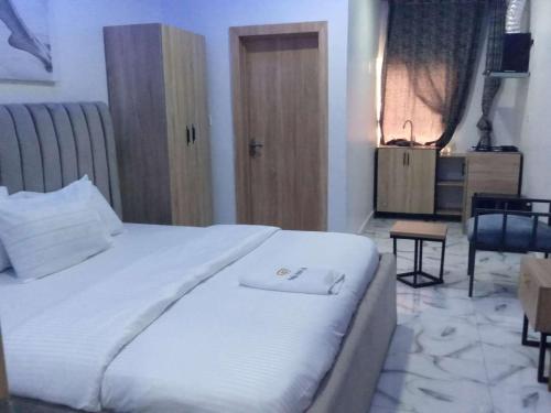 Postel nebo postele na pokoji v ubytování Hotel Padelia Apartment Airport Road Lagos