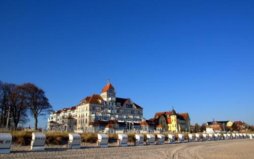 a large building with a fence in front of it at MeeresBlick - Urlaubstraum an der Ostsee in Kühlungsborn