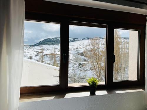 a window with a view of a snowy mountain at Alojamiento Rural El Nido, Pontones in Pontón Alto